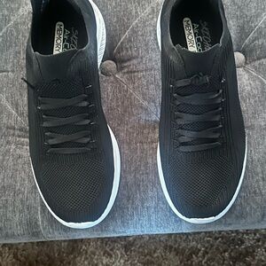 Skechers Black and White Athletic Shoes with Modern Minimalist Design